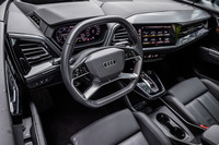 インテリアは、センタークラスターを運転席側に向けたドライバーオリエンテッドなデザイン。上下ともフラットになる特徴的なデザインのステアリングホイールが、アウディとして初採用されている。
