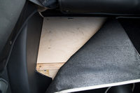 車体の構造はスチール製のシャシーにアッシュ材の骨組みとアルミ製のボディーパネルを組み合わせたもの。内装の内張りをめくるとアッシュ材が顔をのぞかせる。