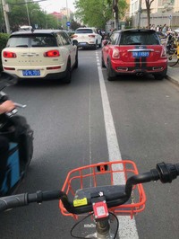 街路によっては、自転車道の右脇は路上駐車スペースである。したがって、クルマの動きには常に注意が必要だ。そうかと思えば、左から無音で電動スクーターが抜いていきひやひや。
