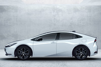 「プリウス」のサイドビューを見ると、ルーフのピーク（一番高い部分）が後席の上あたりにきている。先代は車体の中央付近にピークがあったが、実はそのほうが空気抵抗は小さくて済む。この形状は“デザイン重視”のものなのだ。