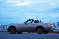 3人全員が「希代の快作」ということで合意した4代目「マツダ・ロードスター」。某若手シンガーソングライターの歌じゃないけれど、正面で見ても横から見ても下から見てもいいクルマ。