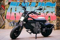 BMWが新型電動二輪モデル「CE 02」を発表　新しいスタイルの都市型電動モビリティーの画像