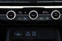 プラチナクロームメッキが施されたエアコンのダイヤルスイッチ。視覚的な美しさに加え、操作感のよさも自慢だ。