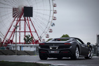 「296GTS」は、663PSのV型6気筒ツインターボエンジンに同167PSのエレクトリックモーターを組み合わせた、プラグインハイブリッドパワートレインを搭載。システムトータルでの最高出力は830PS、最大トルクは740N・mを誇る。