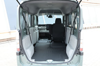 「N-VAN e： L4」の助手席とリアシートを畳んだ様子。テールゲート開口部は幅が1230mm、高さが1300mmで、荷室床面地上高は540mmとなっている。