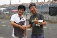 世界GP250cc王者・原田哲也氏との記念撮影。2017年の「もて耐」には宇川徹、武田雄一、山口辰也といった有名レジェンドライダーたちも出場していた。