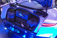 トランクは、カーボンファイバー製のリッドが採用されている。写真はバッグ類を積み込んだ様子。