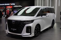 日本から輸出の「ヴェルファイア」……だけどエンブレムは「クラウン」。現地ではクラウンブランドで販売されている。