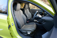 シート表皮にも綾目織のファブリックとイエローのステッチが使われる。座面、背もたれともぎっしりと身が詰まっており、座っても沈み込みがほとんどない。