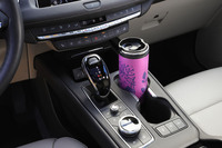 神戸氏愛用のタンブラーをしっかりとホールドするドリンクホルダー。自動車が生活の一部となっている、アメリカならではのポイントだ。