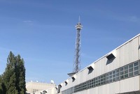 メッセ会場の一角に今も残る送信塔は、1926年の完成。