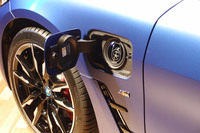 左フロントフェンダーに普通充電口、右リアフェンダーに急速充電口（CHAdeMO）が備わる。