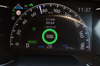 メーター内のインフォメーションディスプレイにはPHV専用の表示が追加されており、ドライブモードやバッテリーの残量、パワートレインの作動状態、EV走行の比率などが確認できる。