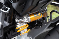 「SP」の足まわりには、オーリンズ製のスプールバルブを内蔵した電子制御サスペンションを採用。シチュエーションに応じて好適な減衰特性を提供してくれる。