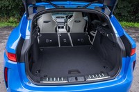 荷室容量は、通常使用時の508リッターから最大で1740リッターに拡大が可能だ。足を差し入れる動作で開閉できる「パワージェスチャーテールゲート」は「プラクティカリティパック」に含まれるオプション装備。