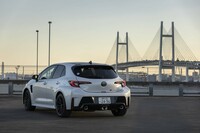 マフラーは3本出し。センターには排気バルブが仕込まれており、エンジンの高回転時にバルブを開くことで高出力化に寄与する。