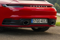 マフラーのテールパイプがオーバル形状の2本出しとなる「スポーツエグゾーストシステム」もオプション装備。「カレラ」では四角いパイプの2本出しがスタンダード。