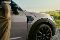 「MINIクロスオーバー」の限定車が登場　テーマは英国スコットランドのハイランド地方の画像