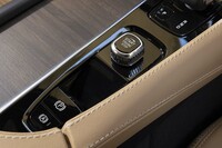 ボルボの現行ラインナップではおなじみのダイヤル型スタートスイッチ。かつてその手前にレイアウトされていたドライブモードセレクターが省かれている（モードセレクトはタッチスクリーンで操作する）。