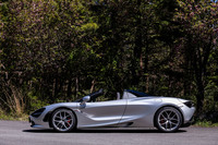 リトラクタブルルーフを開けた様子。走行中でも50km/hまでなら、スイッチひとつで開閉作業が行える。ルーフの作動完了に要する時間はわずか11秒。