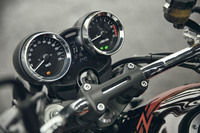 伝統的な砲弾型のメーター。速度計とエンジン回転計の間には、ギアポジションや積算距離を表示する液晶パネルがレイアウトされる。