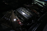 キャビン後方に縦置きされる6.2リッターV8 OHVエンジンは、最高出力502PS、最大トルク637N・mを発生。オイルシステムはドライサンプ式で、8段DCTが組み合わされている。