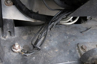 PCMから伸びるフレームアースの様子。結局、今回ワイヤハーネスに問題はなかったというが……。うーん、なかなかに不安をそそられる絵図である。