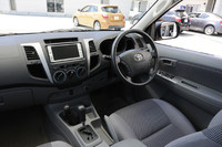 「ハイラックス」の運転席まわり。4ドア仕様（テスト車）のほかに、2ドア仕様もラインナップする。