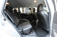 2列目にはVスライドキャプテンシートを採用。前後方向に約160mmスライドする。