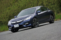 ボディーカラーの設定は、テスト車に採用されていた「ルナシルバー・メタリック」と「ディープオーロラ・メタリック」という2色の新色を含む、全5色に変更された。