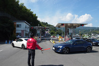 ターンパイクを行き来するパレードは、渋滞と言ってしまえば単なる渋滞なのに、参加者はみな楽しそう。