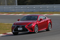 オートポリスのライトハンダーを行く「RC350“Fスポーツ”」。