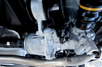 4WDシステムの要となる「電子制御アクティブトルクコントロールカップリングユニット」（写真中央の円筒形のパーツ）はリアデフの直前に配置される。写真は「CX-3」のもの。