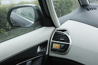 左右独立温度調整式エアコンの助手席側のコントロールユニットは、助手席ドア側に備わる。これならパッセンジャーも気兼ねなく設定温度を変えられる？