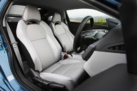 スポーティなドライビングポジションに配慮したという「CR-Z」のシート。その座面高は「シビック タイプR」よりもさらに30mm低く設定されている。