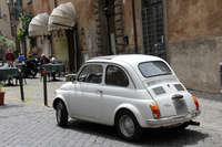 ガブリエラさんが乗っていたのと同じ白い「フィアット500」。30キロほど離れたオルヴィエートの旧市街で。