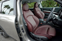 テスト車にはサイドサポートの張り出したオプションのスポーツシートが装備されていた。