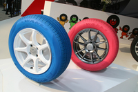 万力（ワンリー）タイヤのカラータイヤ。スタッフによると、およそ5万kmまでオリジナルの色を保持できるという。