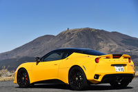 「エヴォーラ400」はロータスのラインナップの中で最も大きなボディーを持つ最上級モデルであり、ミドシップ車でありながら2＋2のシートレイアウトを実現している。