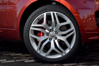 
    標準のタイヤサイズは「オートバイオグラフィー ダイナミック」が275/45R21。「HSE」が255/55R20。「SE」が235/65R19となる。なお、テスト車の「オートバイオグラフィー ダイナミック」は、オプションの275/40R22サイズのタイヤを履いていた。
    