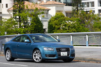 アウディが11年ぶりに発表する2ドア4座クーペとして、A5は2008年に登場。3.2リッターV6搭載モデルと、4.2リッターV8を積むスポーツ仕様の「S5」に続いて、2009年4月より直4ターボ搭載モデルが追加された。このエンジンは、ほぼ同時期に「A4／A4アバント」に追加設定されたものと同じだ。