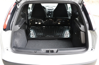 分割可倒式ではないものの、後席は前倒し可能。これにより、荷室の容量を拡大することができる。（写真をクリックすると、シートを倒した状態が見られます）