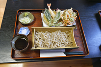 丸抜き粉を使い冷水で打った二八そばは繊細で風味豊か。