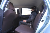 前後座席間の距離は、先代モデルと変わらず。ただし、前席の背面がえぐれた形状となったおかげで、後席のニースペースは35mm拡大された。