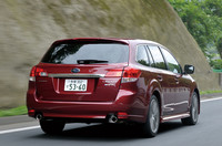 DITユニット搭載モデルは、エンジンでプラス10kg、新しいリニアトロニック（CVT）でプラス20kg、フロントが計30kg重くなっている。重量増加のネガを消すためには抜本的な対策が必要で、サスペンションをボディーに取り付けるクレードルフレームに溶接を追加したほか、サポートサブフレームという部品を追加して、ボディー剛性のアップを図ったという。また、全モデルでフロントスタビライザーの径を26φに上げたほか（マイチェン前は23φ〜25φ）、スプリングを柔らかく、ダンパーも縮み側を柔らかくしつつ、伸び側を硬くするセッティングで接地感の向上を図ったという。