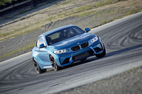 ラグナセカ・レースウェイを行く「M2クーペ」。同サーキットは米国カリフォルニア州モントレーにあり、コース長は約3.6km。約15mもの高低差があるS字コーナー、コークスクリューが有名。