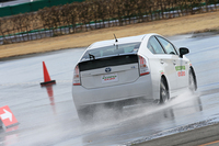 ウエットハンドリング路でのテストの様子。
    