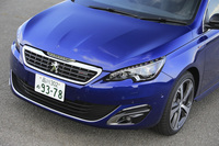 「308 GTライン」のフロントまわり。ほかのグレードではライオンのエンブレムがボンネット前端に備えられているのに対し、同車ではグリルの内側に配置されている。