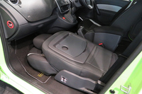 可倒式の助手席やピクニックテーブルなどの装備も備わっている。