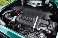 エンジンは「エヴォーラ400」と同じスーパーチャージャー付きの3.5リッターV6だが、エヴォーラのものが最高出力406ps、最大トルク41.8kgmであるのに対し、「エキシージ」のものはそれぞれ350ps、40.8kgmとなっている。